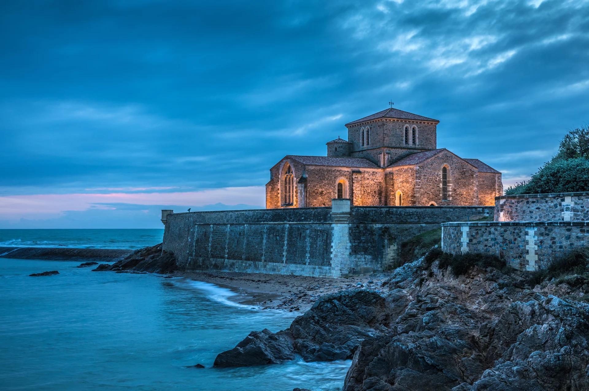 Prieuré Saint-Nicolas aux Sables-d'Olonne face à l'océan