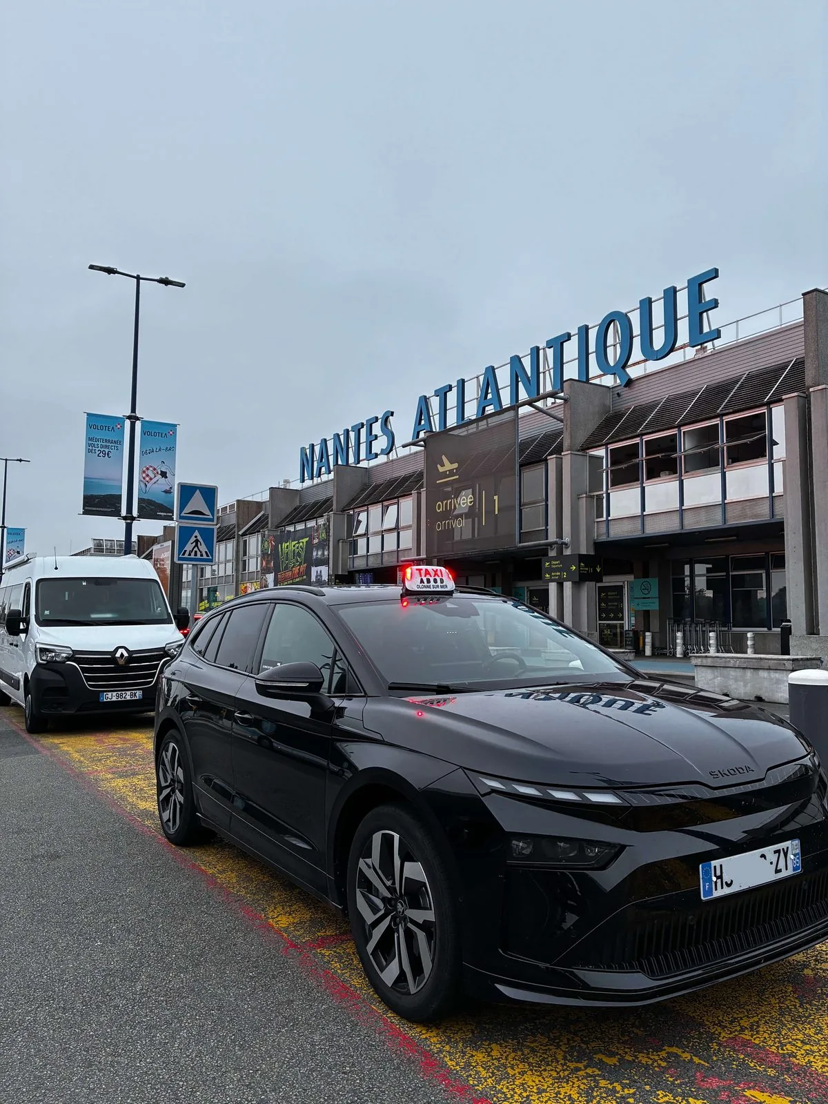 Škoda Enyaq LC TAXI devant l'aéroport Nantes Atlantique