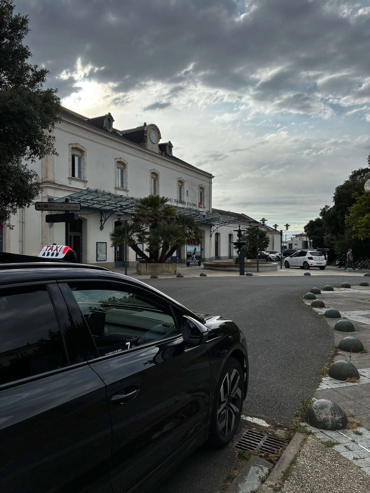 Škoda Enyaq LC TAXI devant la gare des Sables-d'Olonne