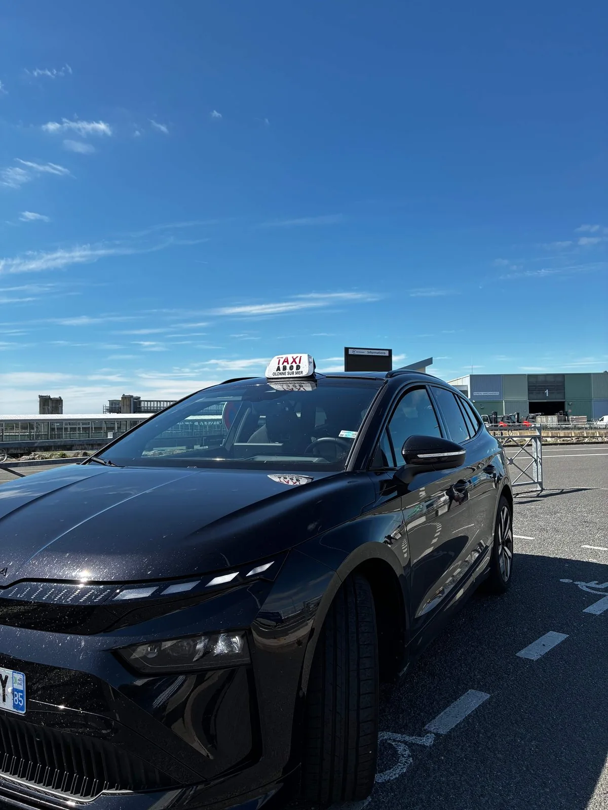Škoda Enyaq LC TAXI devant la gare maritime de Fromentine