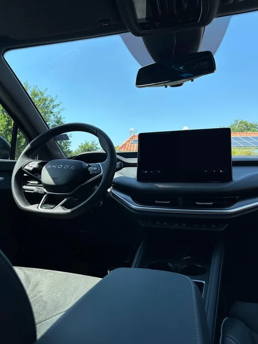Poste de conduite du Škoda Enyaq LC TAXI — volant et écran tactile