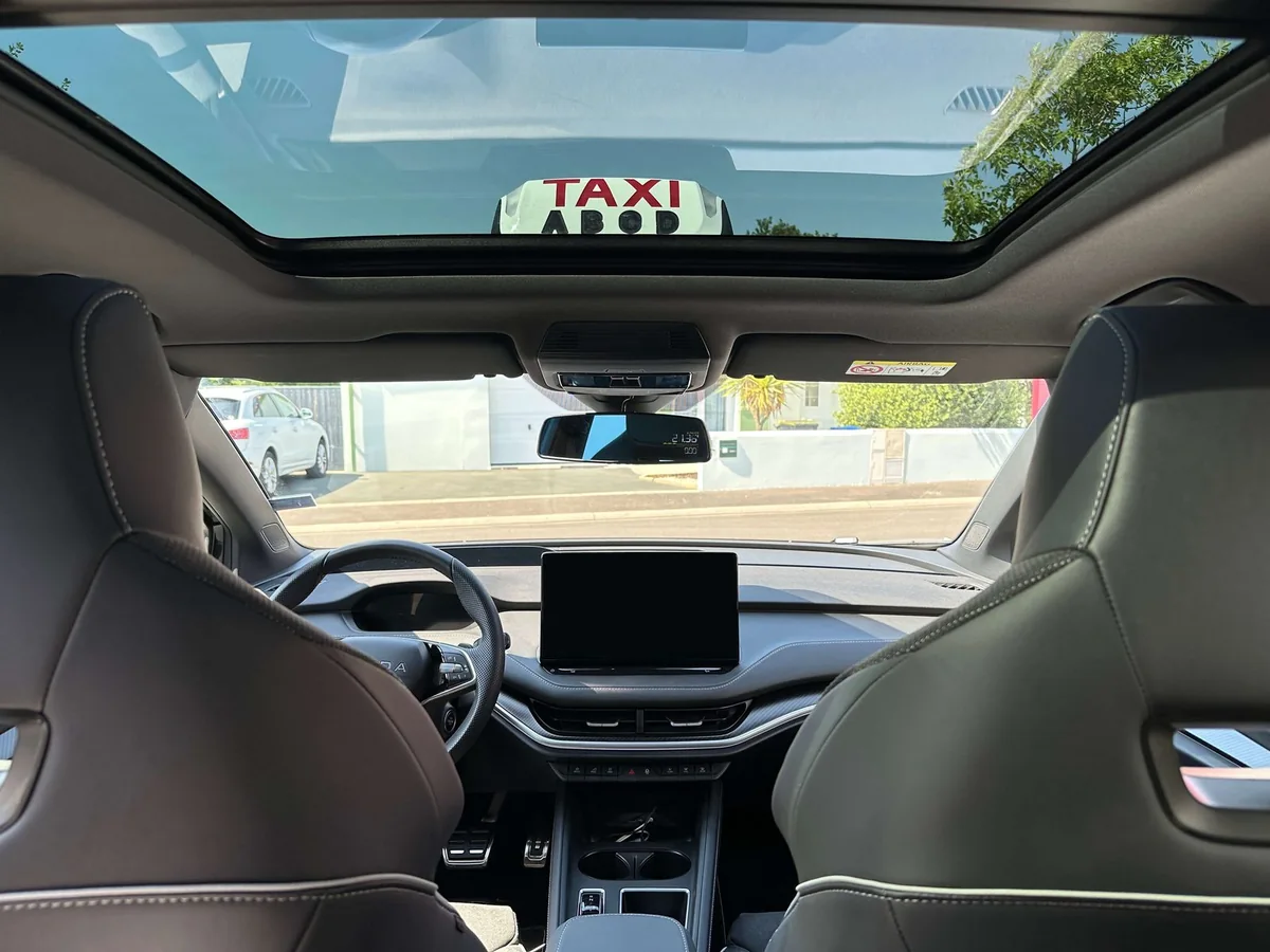 Intérieur du Škoda Enyaq LC TAXI — tableau de bord et sièges